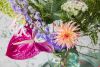 Foto: anthuriuminfo. - Anthurien lassen sich hervorragend mit anderen Blumen und Pflanzen kombinieren. Selbst mit solchen, die man im eigenen Garten oder bei einem Spaziergang gepflückt hat. 