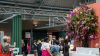 Foto: Orchidsinfo. - Empfangen wurden die Besucher der Design Post Köln während der Internationalen Möbelmesse 2023 mit imposanten Pflanzen-Installationen. 