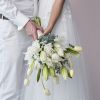 Foto: TPN/ibulb. - (Fast) ganz in weiß: Die hellen Tulpen wurden für den Brautstrauß mit Lilien und Eukalyptuszweigen kombiniert. 