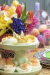 Foto: TPN/ibulb. - Alles da: gefärbte Eier, Frühlingsblumen und eine niedliche Häschen-Etagere mit Fingerfood ... da können die Gäste zum Osterbrunch kommen! 
